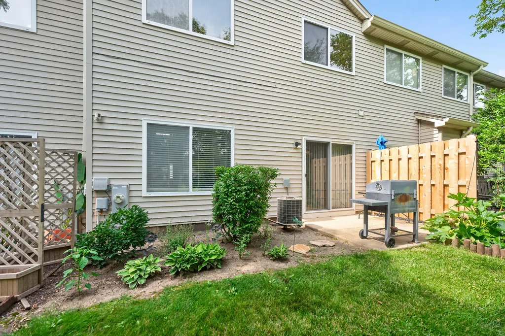 949 Tanager Court Glen Ellyn IL 60137