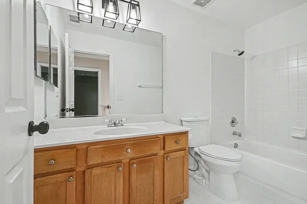 1057 Rosefield Lane Aurora IL 60504