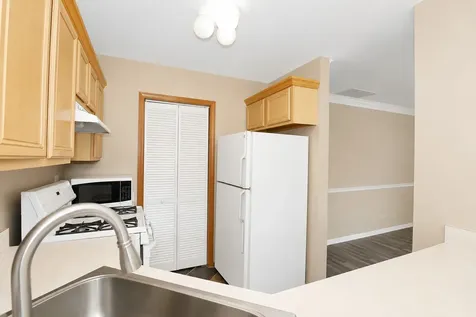 302 Windsor Court South Elgin IL 60177