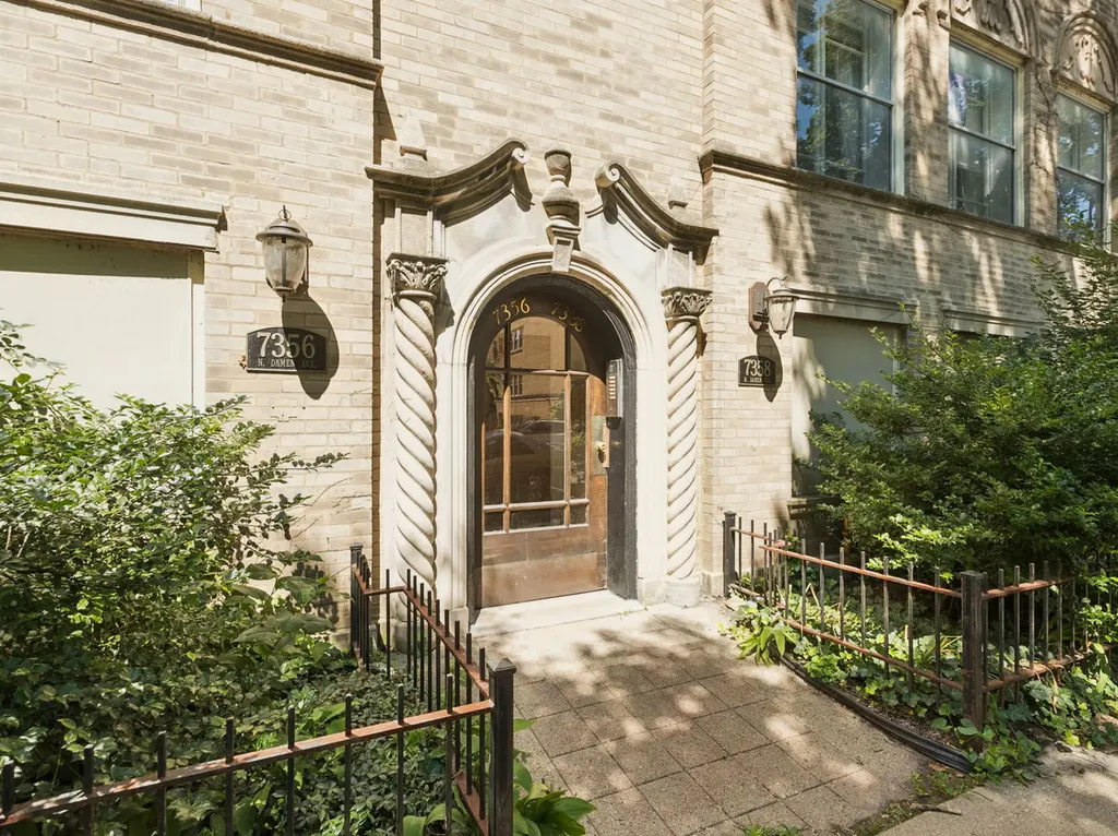 7358 North Damen Avenue Chicago IL 60645