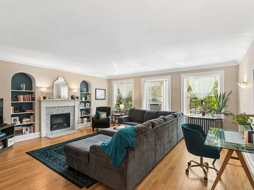 7358 North Damen Avenue Chicago IL 60645