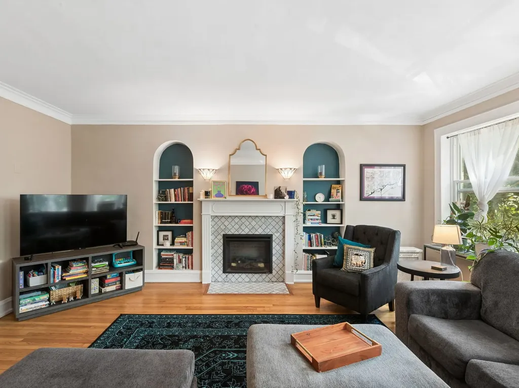 7358 North Damen Avenue Chicago IL 60645