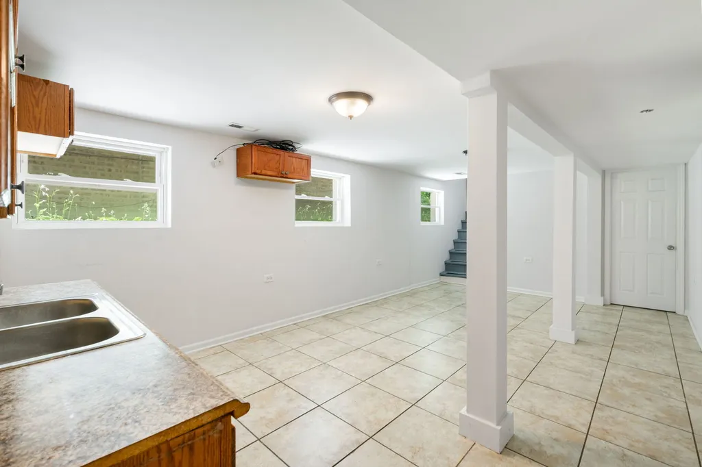 4135 West Melrose Street Chicago IL 60641