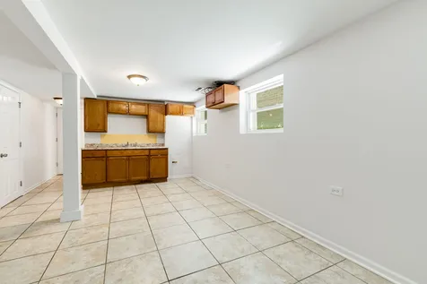 4135 West Melrose Street Chicago IL 60641