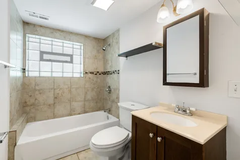 4135 West Melrose Street Chicago IL 60641