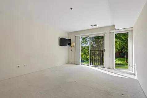 381 Kelburn Road Deerfield IL 60015
