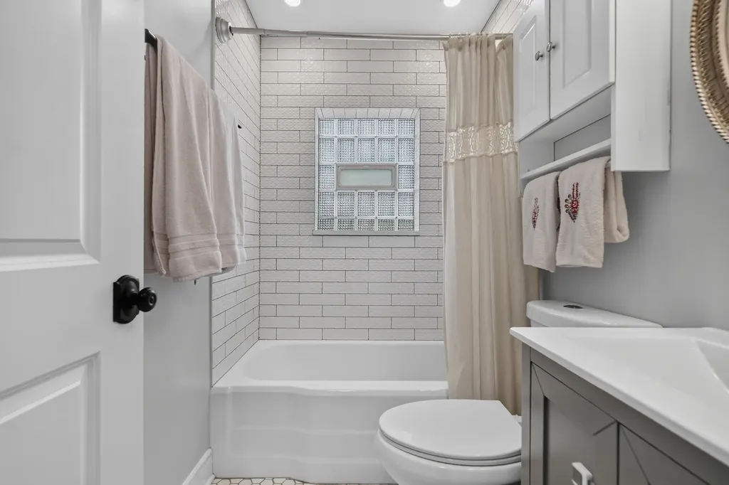 5750 South Normandy Avenue Chicago IL 60638
