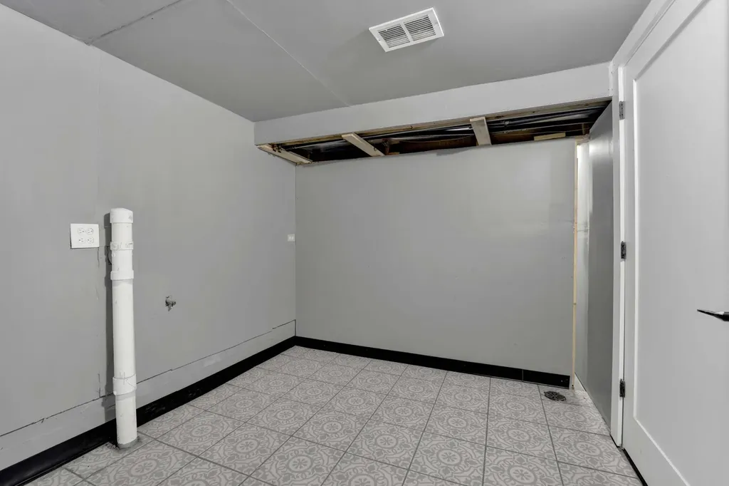 437 West 44th Place Chicago IL 60609