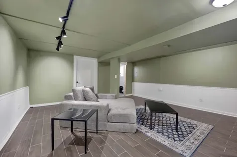 437 West 44th Place Chicago IL 60609