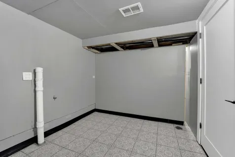437 West 44th Place Chicago IL 60609