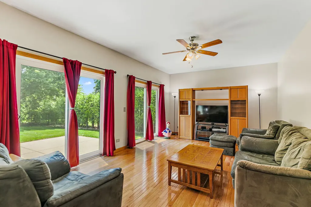 3880 Peartree Drive Lake In The Hills IL 60156
