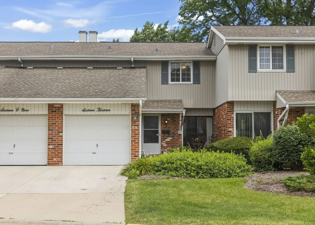 1613 Groton Court Wheaton IL 60189