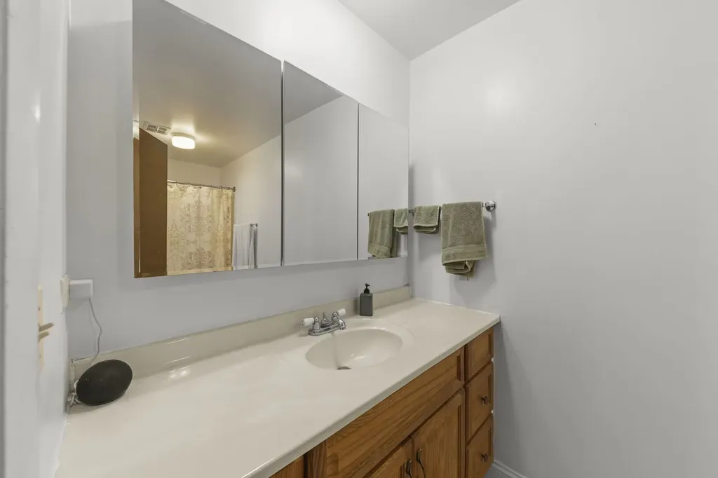 1613 Groton Court Wheaton IL 60189