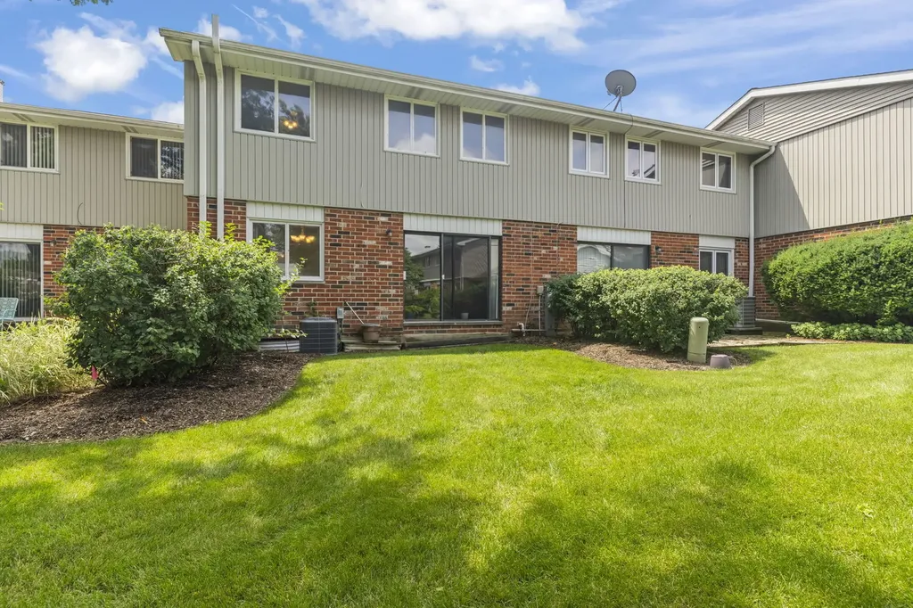 1613 Groton Court Wheaton IL 60189