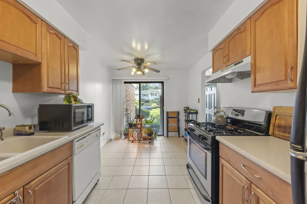 1613 Groton Court Wheaton IL 60189
