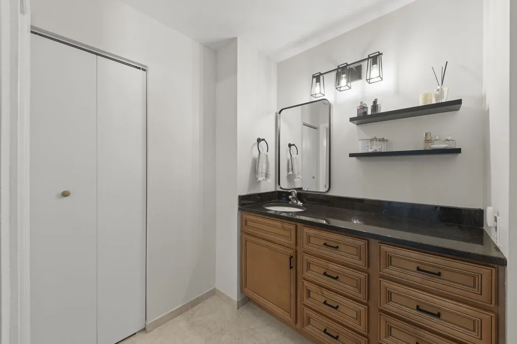 855 Peoria Court Carol Stream IL 60188