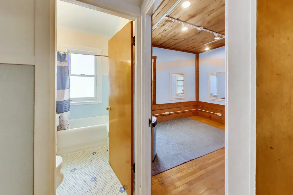 5337 North Ludlam Avenue Chicago IL 60630