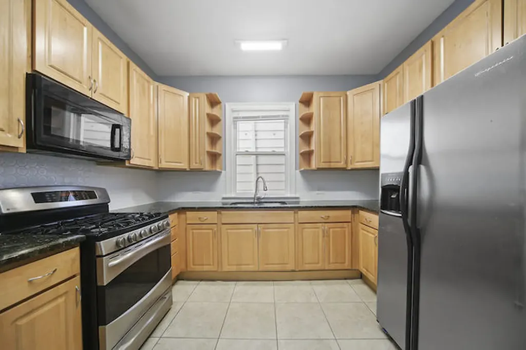 7931 South East End Avenue Chicago IL 60617