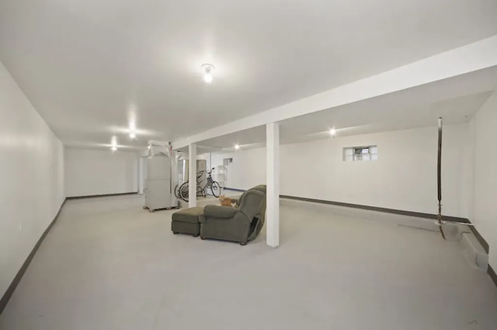 7931 South East End Avenue Chicago IL 60617
