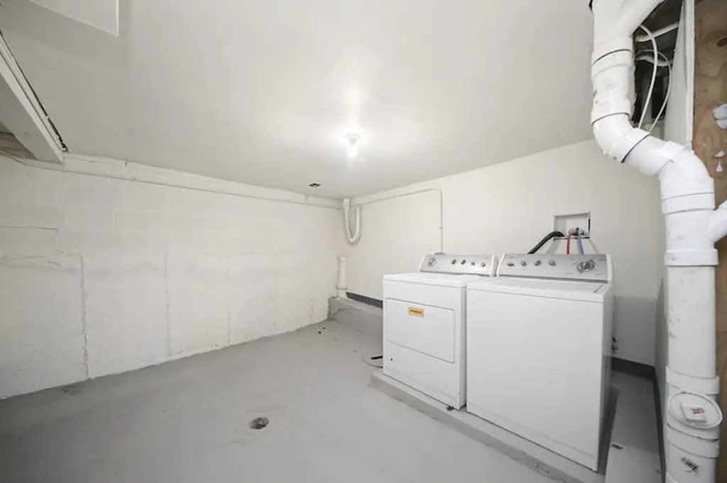 7931 South East End Avenue Chicago IL 60617