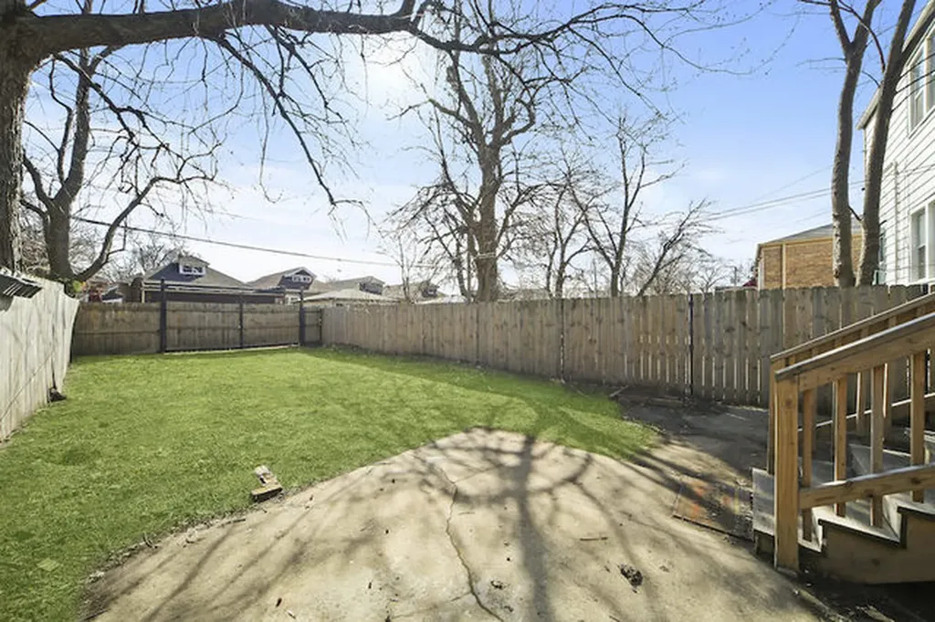 7931 South East End Avenue Chicago IL 60617