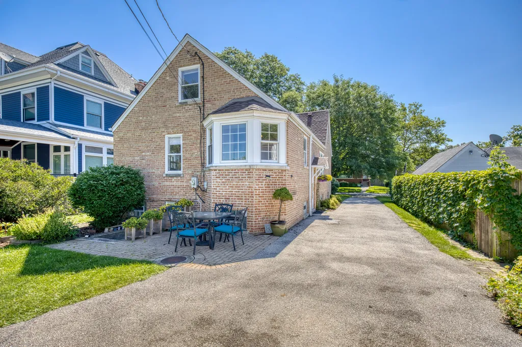 5810 North East Circle Avenue Chicago IL 60631