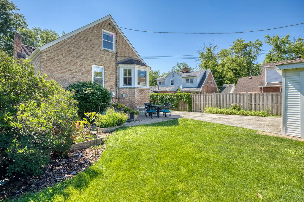 5810 North East Circle Avenue Chicago IL 60631