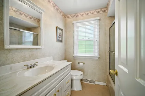 6 Londonderry Lane Lincolnshire IL 60069