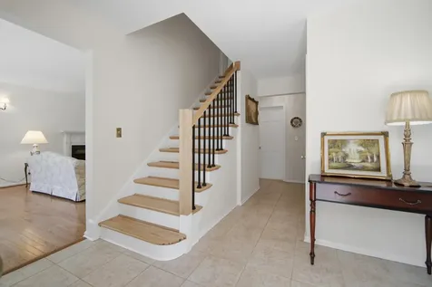 6 Londonderry Lane Lincolnshire IL 60069