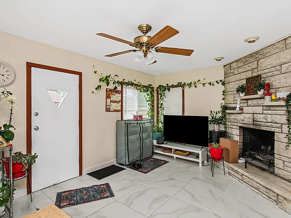 6952 West Summerdale Avenue Chicago IL 60656