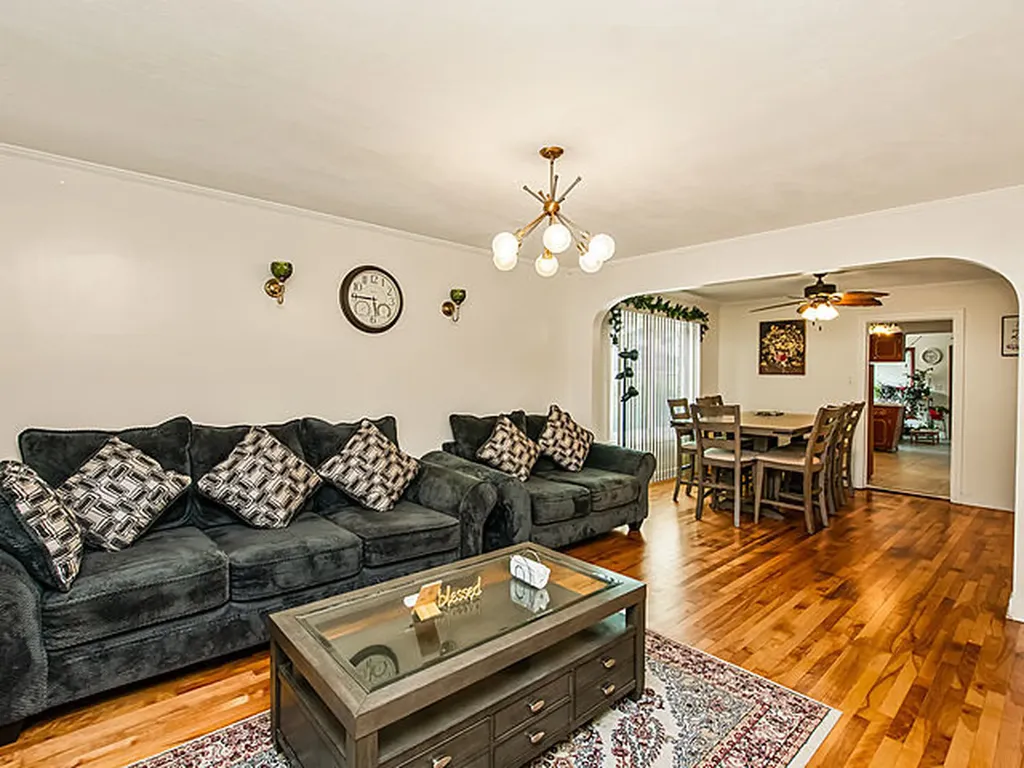 6952 West Summerdale Avenue Chicago IL 60656