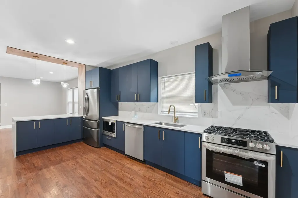 8015 South Paxton Avenue Chicago IL 60617