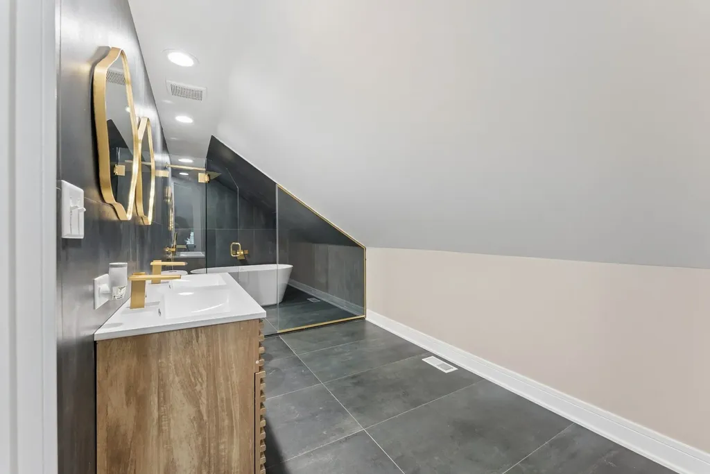 8015 South Paxton Avenue Chicago IL 60617