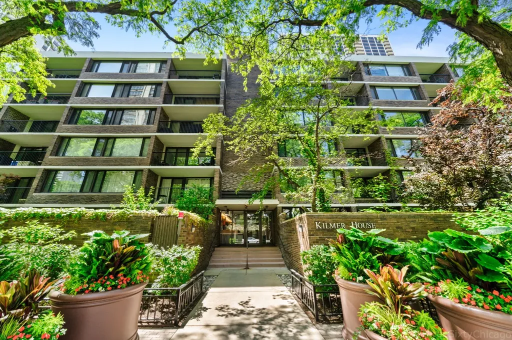 1555 North Sandburg Terrace Chicago IL 60610