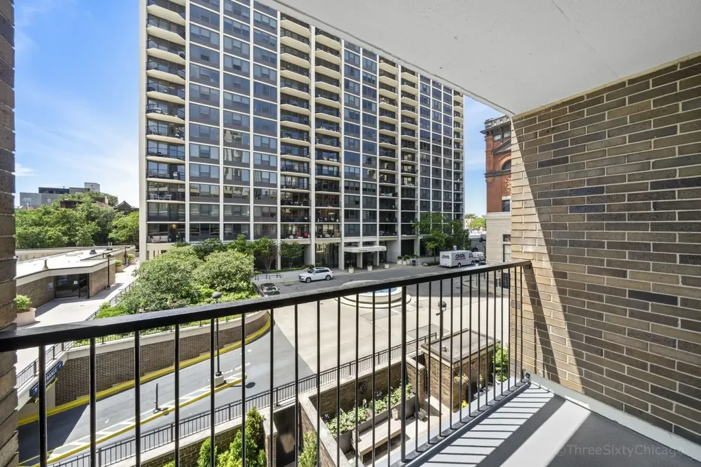 1555 North Sandburg Terrace Chicago IL 60610