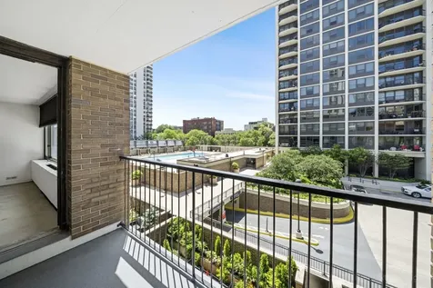 1555 North Sandburg Terrace Chicago IL 60610