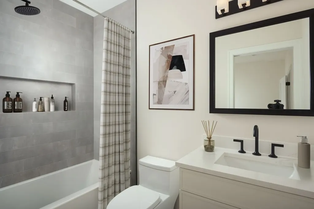 1629 North Burling Street Chicago IL 60614