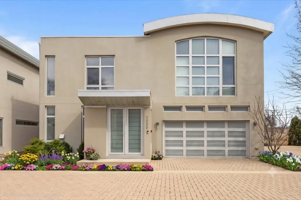 2009 Skyelar Court Highland Park IL 60035