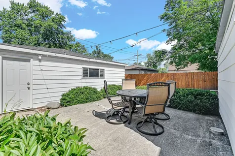 17646 State Line Avenue Lansing IL 60438