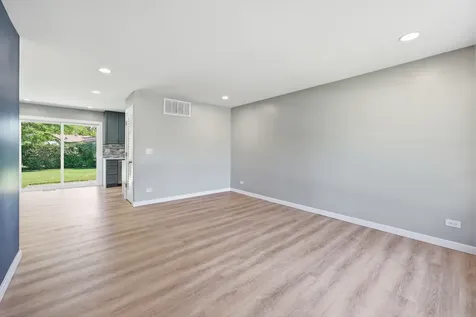 372 Clearmont Drive Elk Grove Village IL 60007