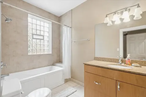 4220 South Champlain Avenue Chicago IL 60653