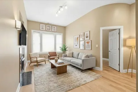 4220 South Champlain Avenue Chicago IL 60653