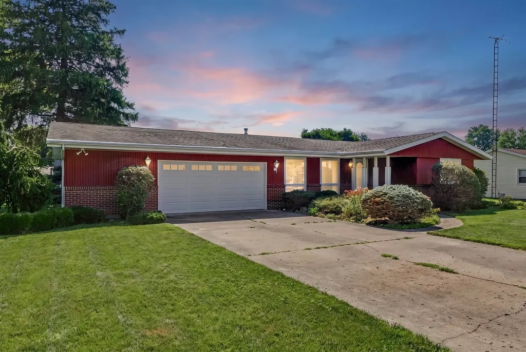 414 South Seymour Street Oakwood IL 61858
