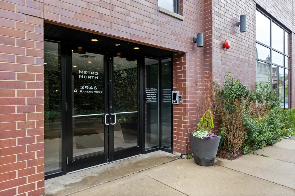 3946 North Ravenswood Avenue Chicago IL 60613