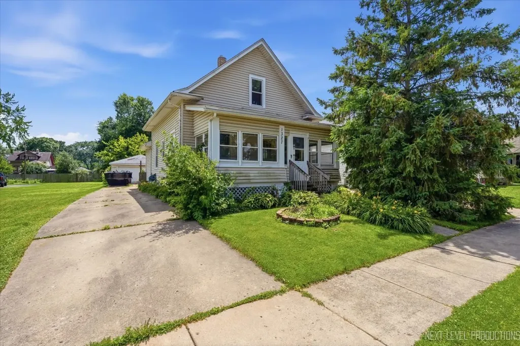 1327 Superior Street Aurora IL 60505