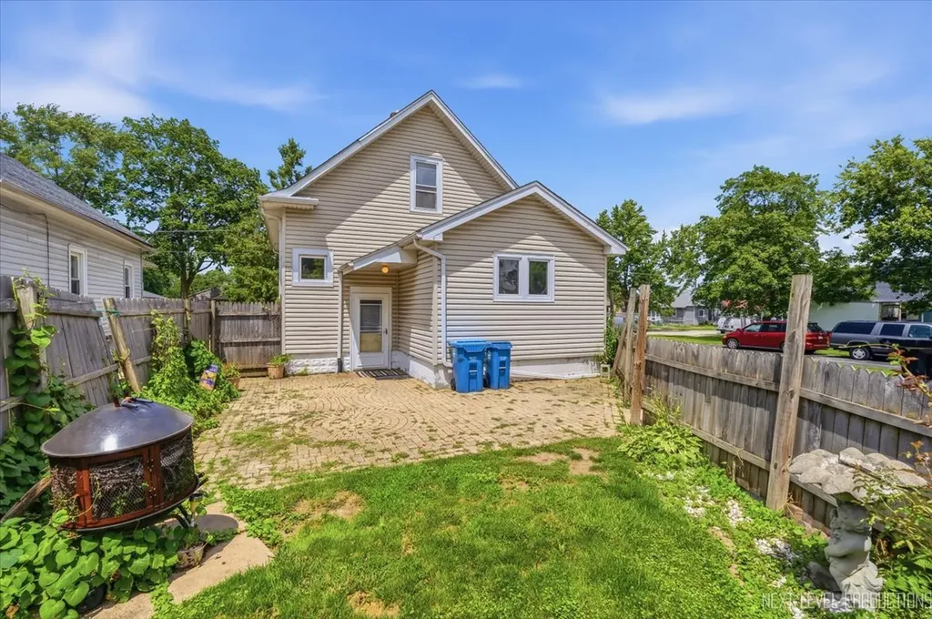 1327 Superior Street Aurora IL 60505