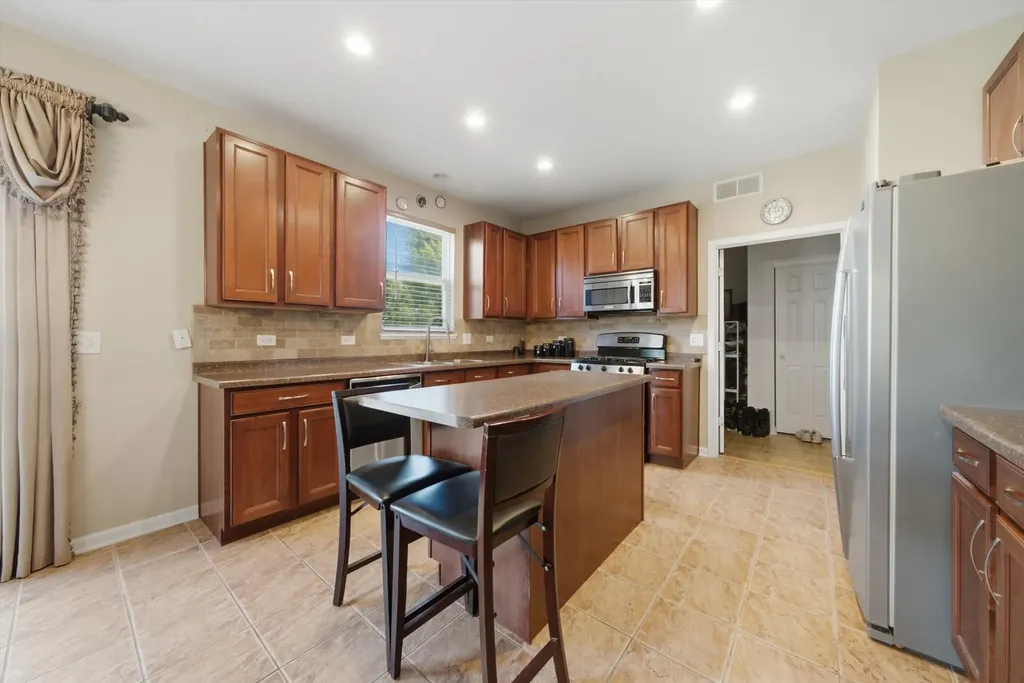321 Claridge Circle Bolingbrook IL 60440