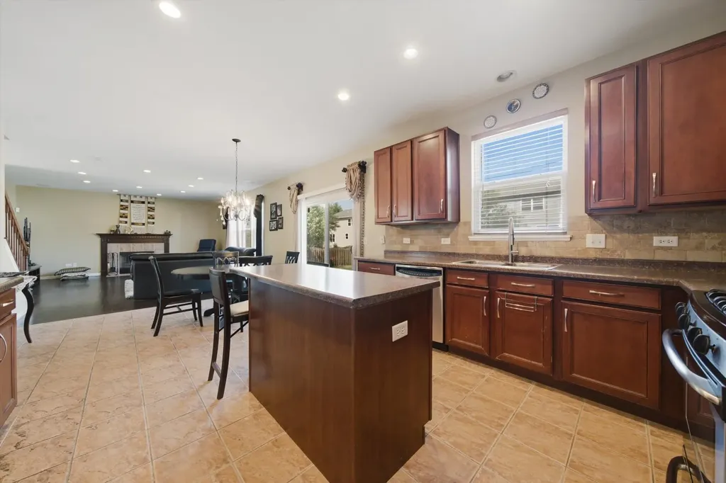 321 Claridge Circle Bolingbrook IL 60440