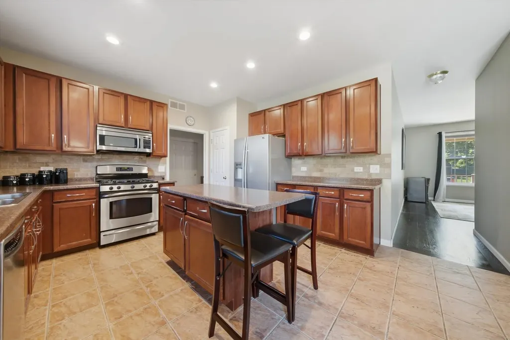 321 Claridge Circle Bolingbrook IL 60440