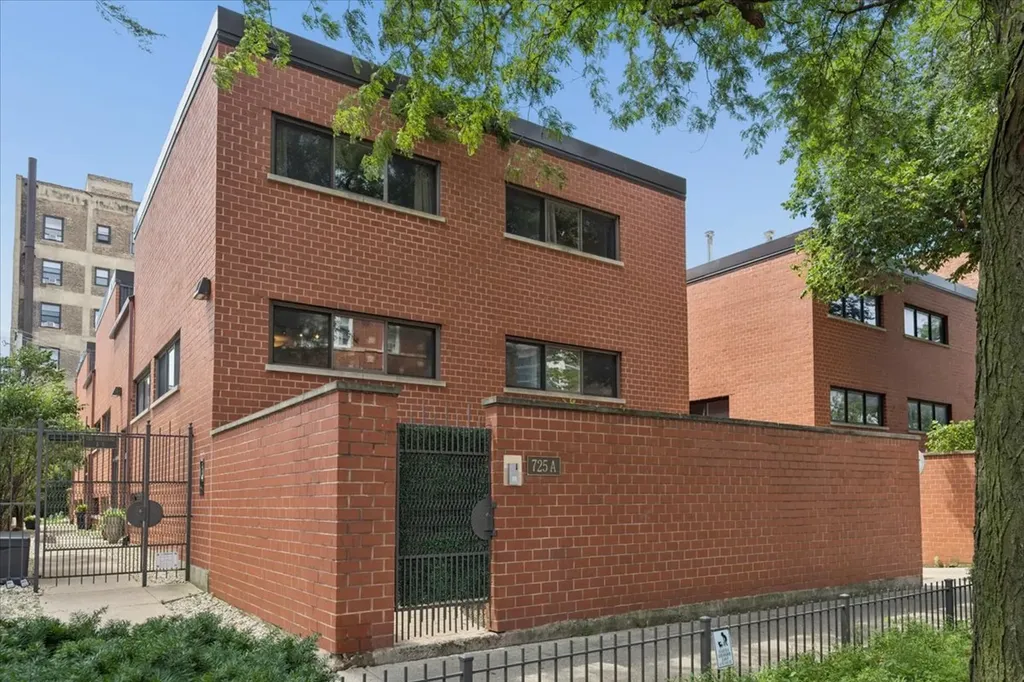 725 West Waveland Avenue Chicago IL 60613